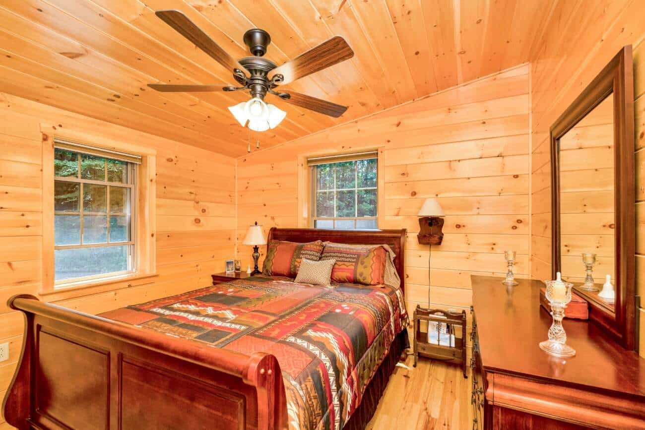 Beautiful bedroom in Log Home in Cullowhee NC