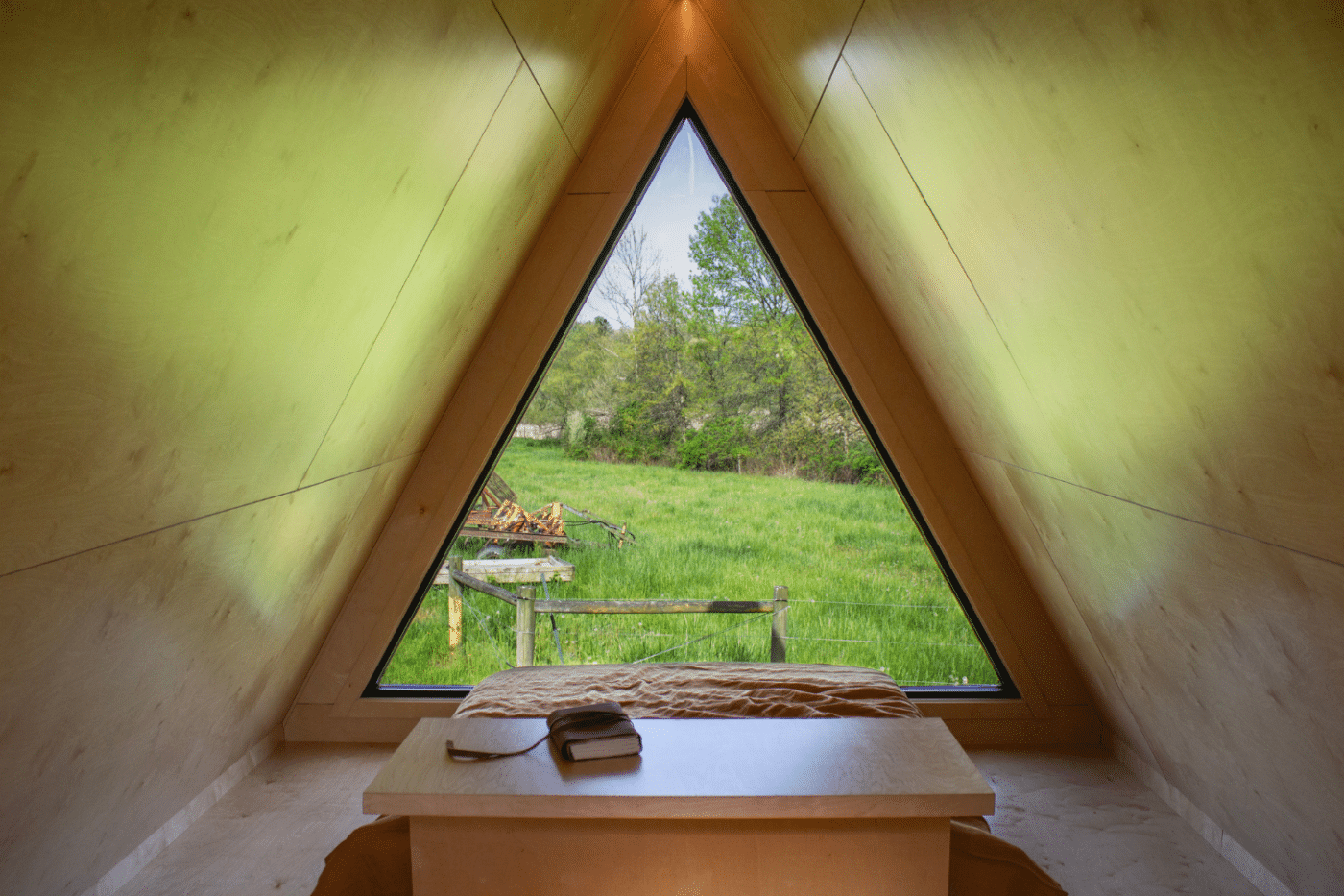 How many people can sleep in a glamping pod